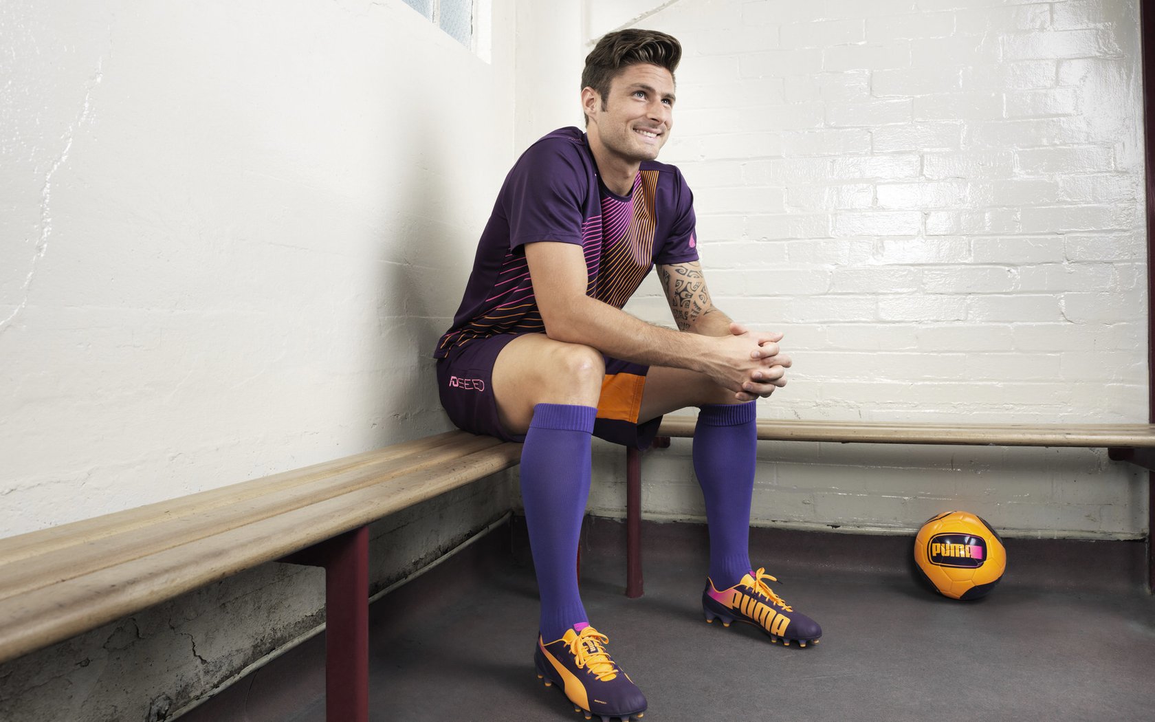 橙色风暴与红色闪电，当足球的决胜局遇上F1的街道霸权